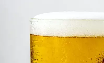 бокал с безалкогольным пивом